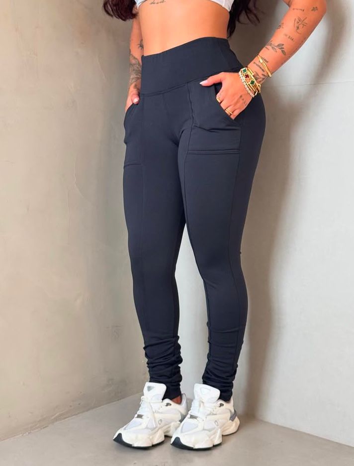 Calça leggin flanelada com bolso