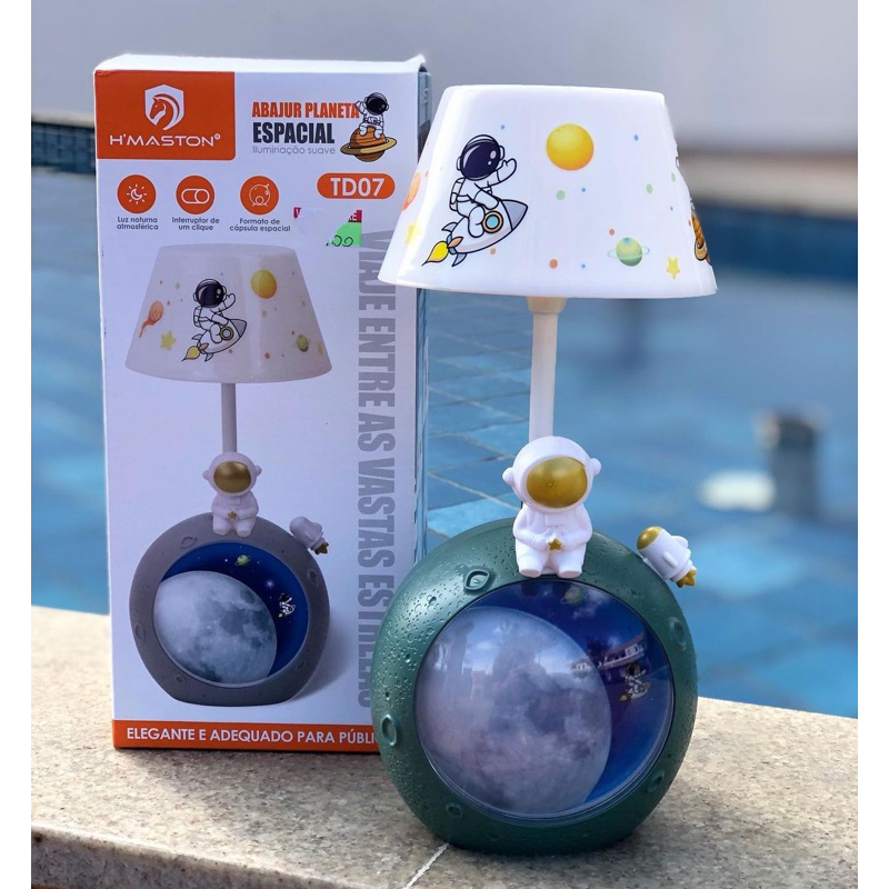Luminária Infantil Astronauta na Lua